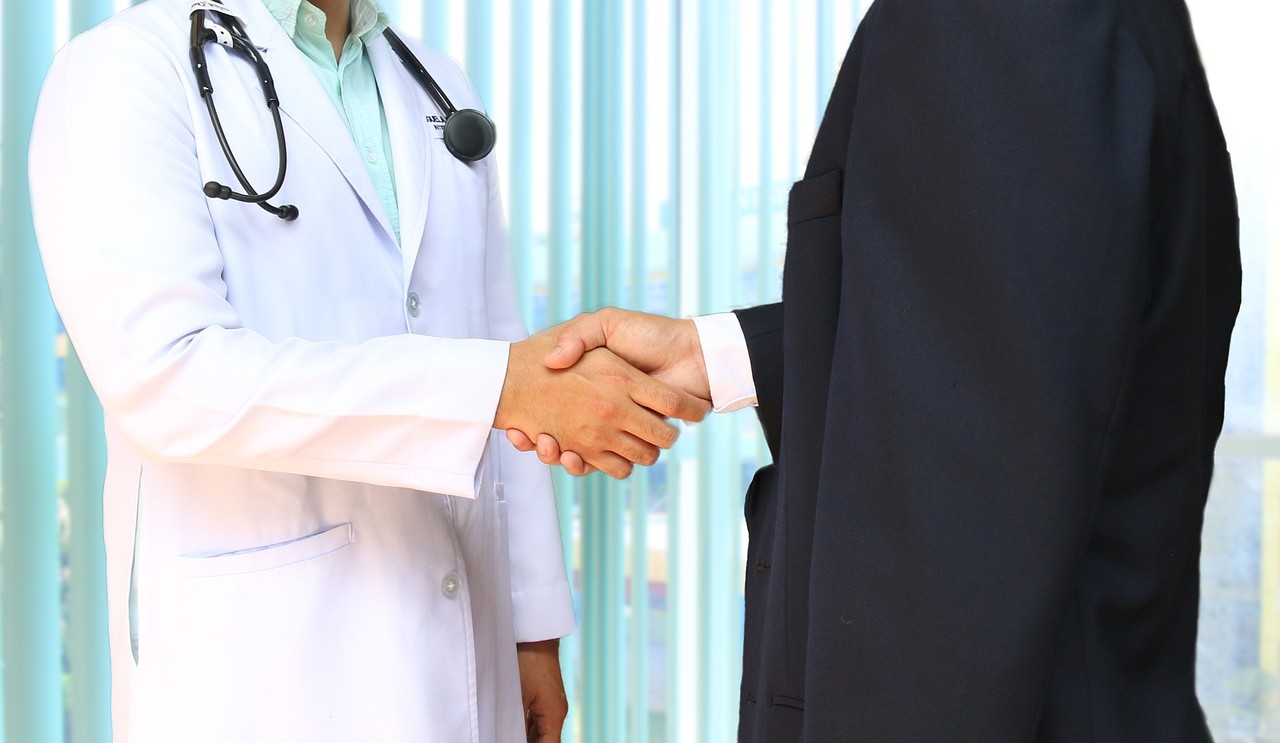 Poignée de main docteur homme d'affaire rognée Création d'un cabinet médical avec Mon Centre Médical