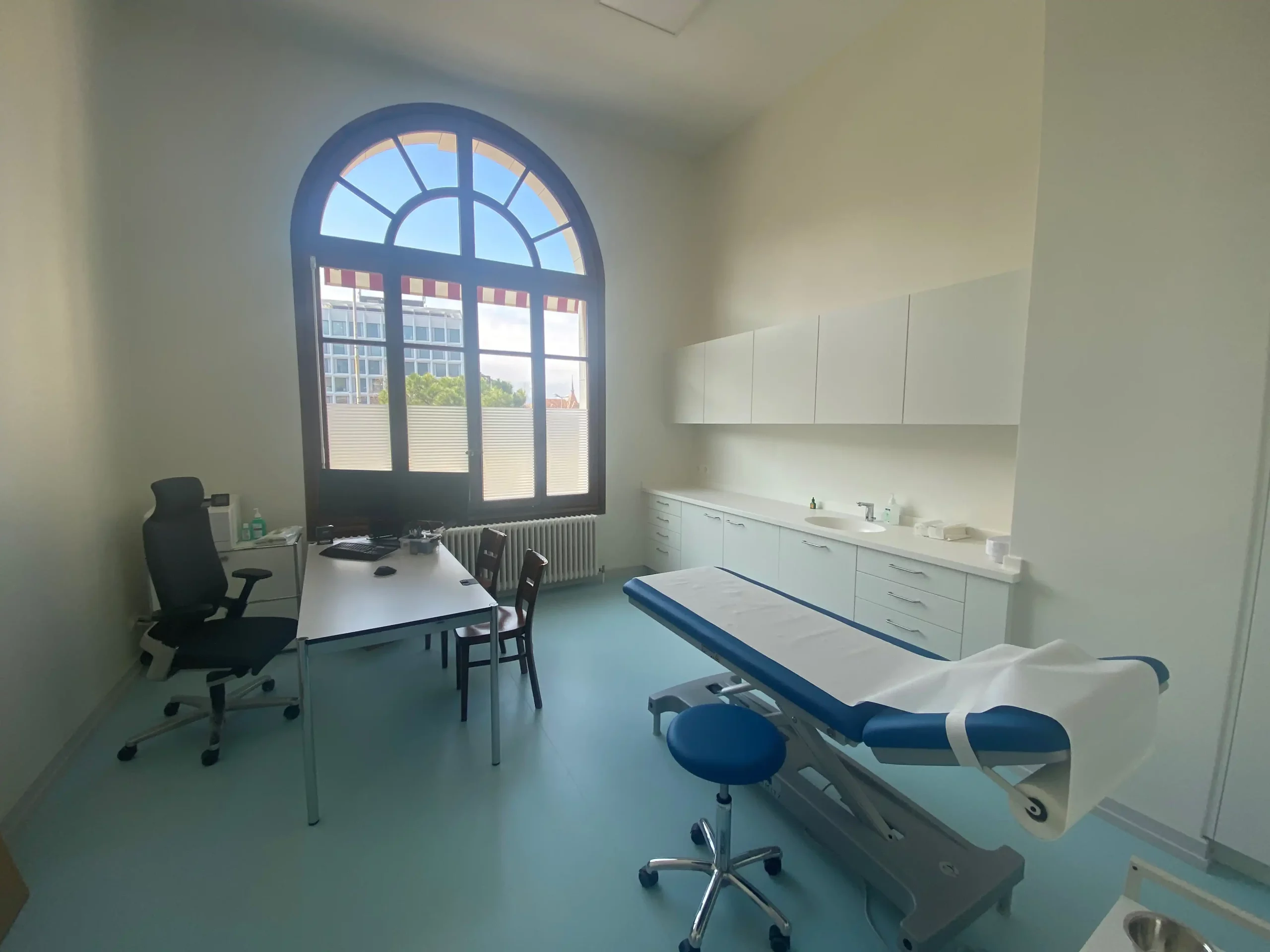 Salle consult vide 1 Le CMGV a été structuré par MCmed