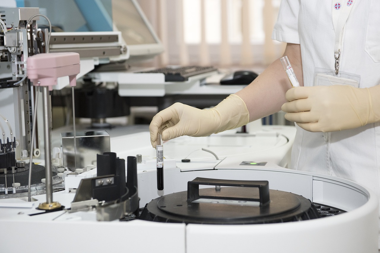 laboratory-563423_1280 Mon Centre Médical vous conseille sur les équipements médicaux à acheter